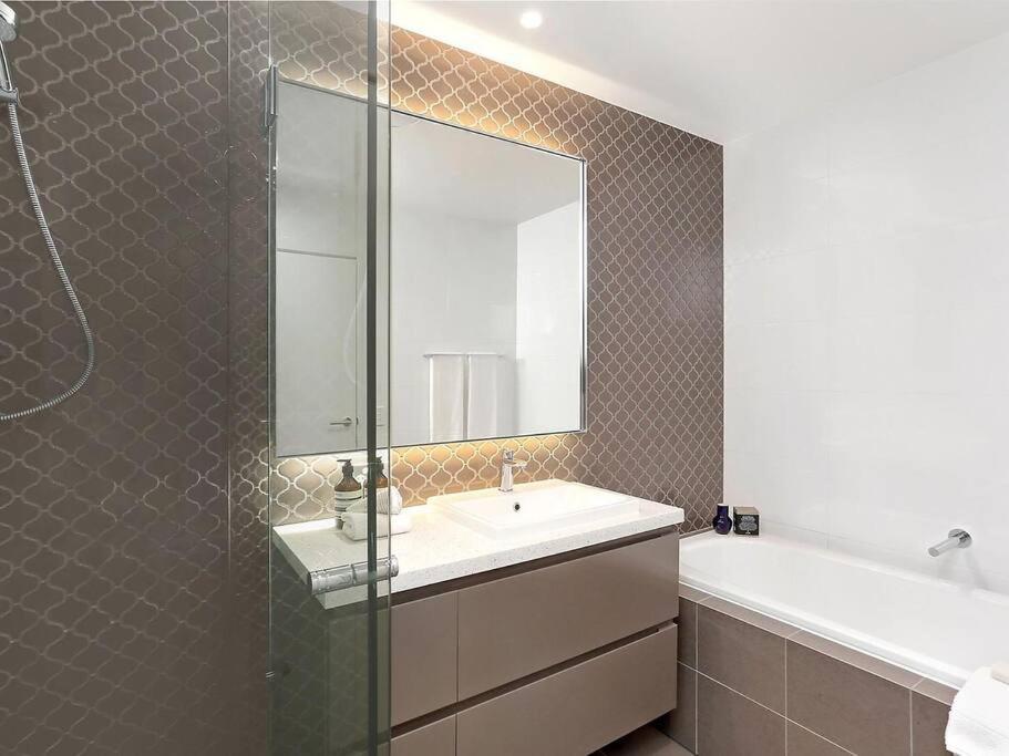 Inner City Glebe Designer W Free Parking *